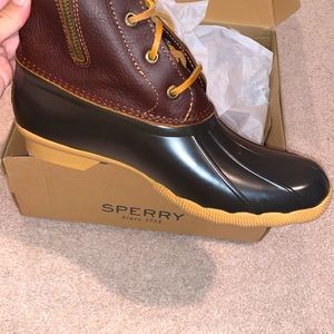 Women’s 7.5 Sperry boots